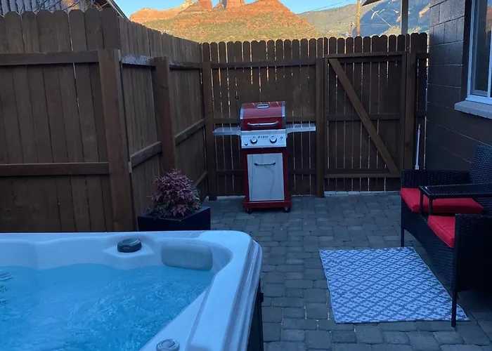 Romantic Cottage! King Bed! Private Hottub! Uptown! Sedona