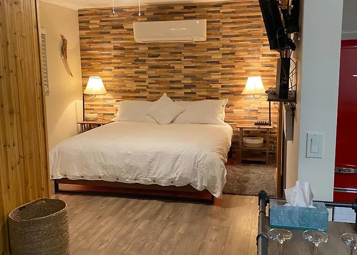 Romantic Cottage! King Bed! Private Hottub! Uptown! Domek alpejski *
