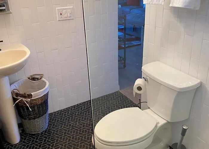 Romantic Cottage! King Bed! Private Hottub! Uptown! *