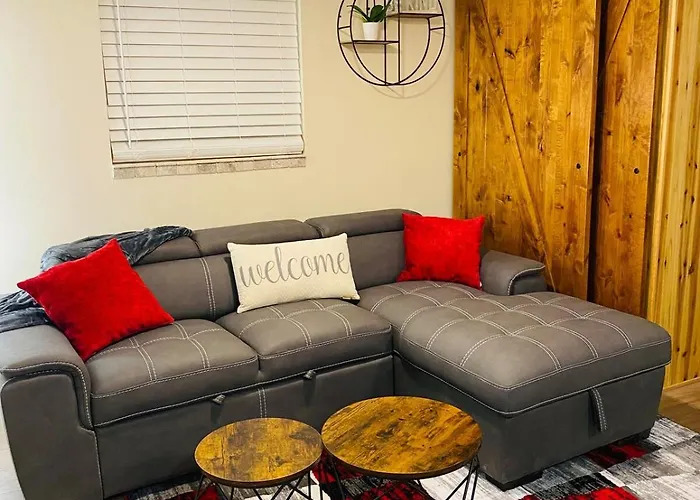 Romantic Cottage! King Bed! Private Hottub! Uptown! *