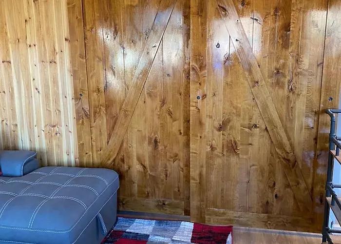 Domek alpejski Romantic Cottage! King Bed! Private Hottub! Uptown!