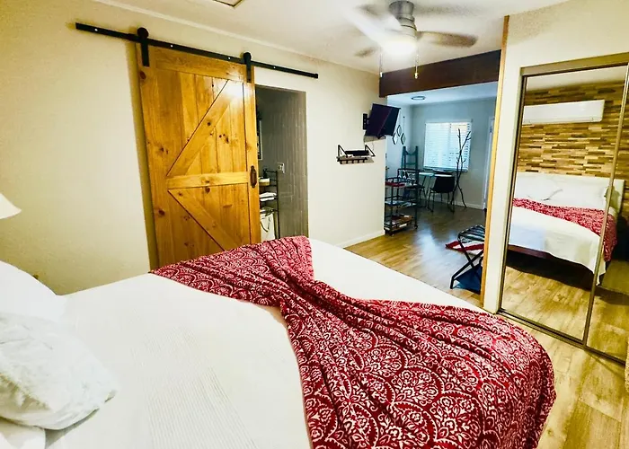Domek alpejski Romantic Cottage! King Bed! Private Hottub! Uptown! *