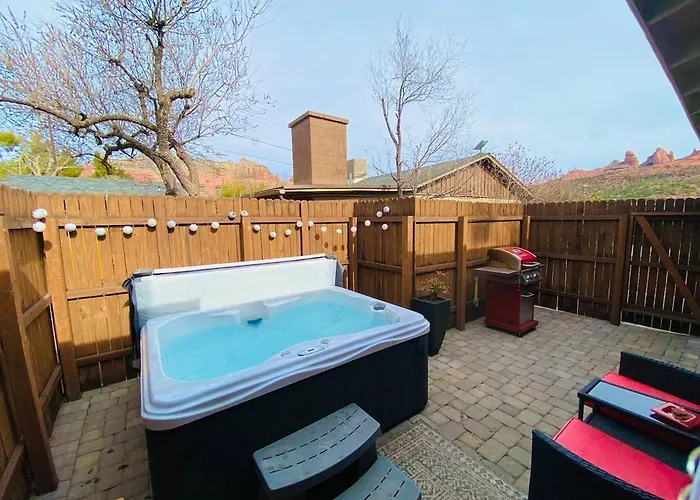 Domek alpejski Romantic Cottage! King Bed! Private Hottub! Uptown!