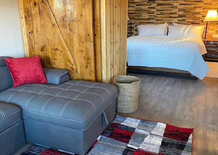 Romantic Cottage! King Bed! Private Hottub! Uptown! *