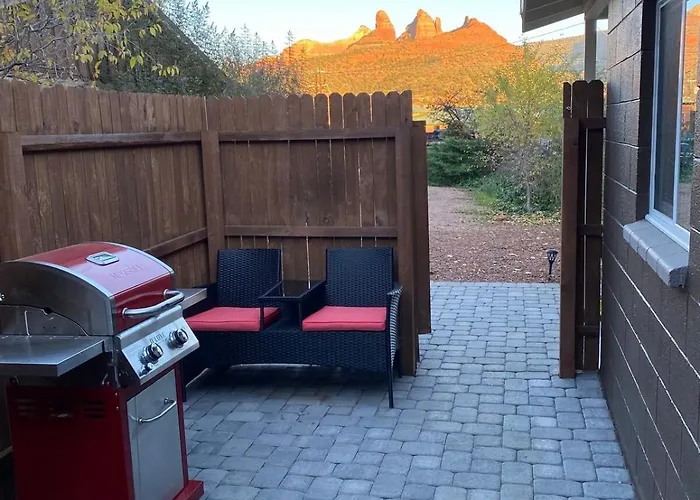 Romantic Cottage! King Bed! Private Hottub! Uptown!