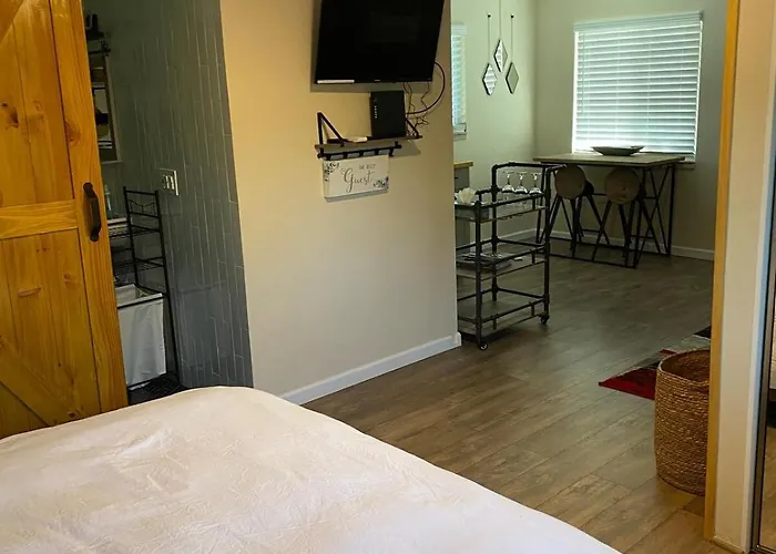 Domek alpejski Romantic Cottage! King Bed! Private Hottub! Uptown! *