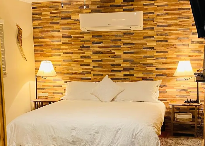 Romantic Cottage! King Bed! Private Hottub! Uptown! Sedona
