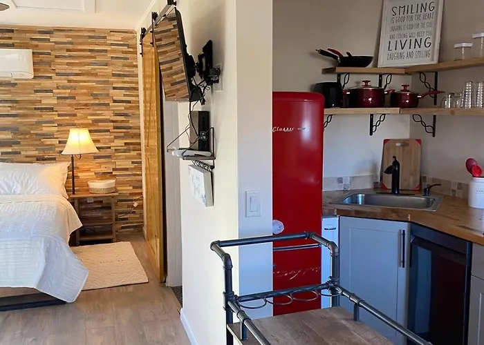 Domek alpejski Romantic Cottage! King Bed! Private Hottub! Uptown! *