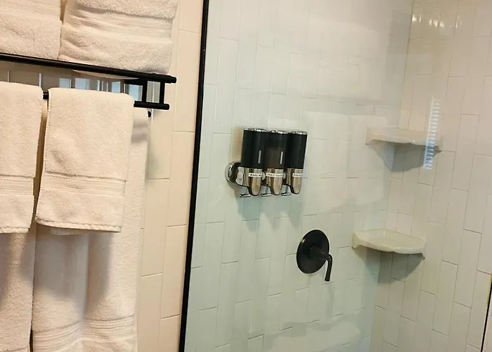 Romantic Cottage! King Bed! Private Hottub! Uptown!