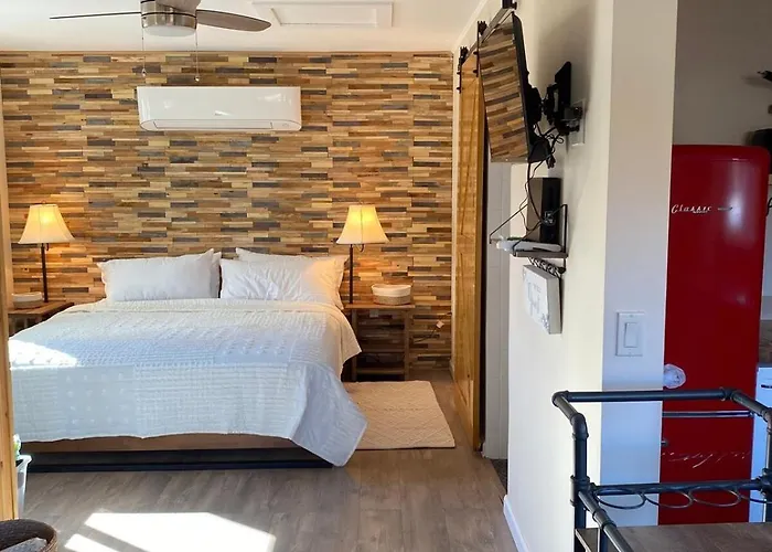 Romantic Cottage! King Bed! Private Hottub! Uptown! Domek alpejski