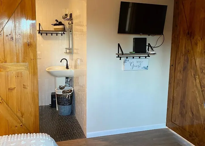 Romantic Cottage! King Bed! Private Hottub! Uptown! Sedona