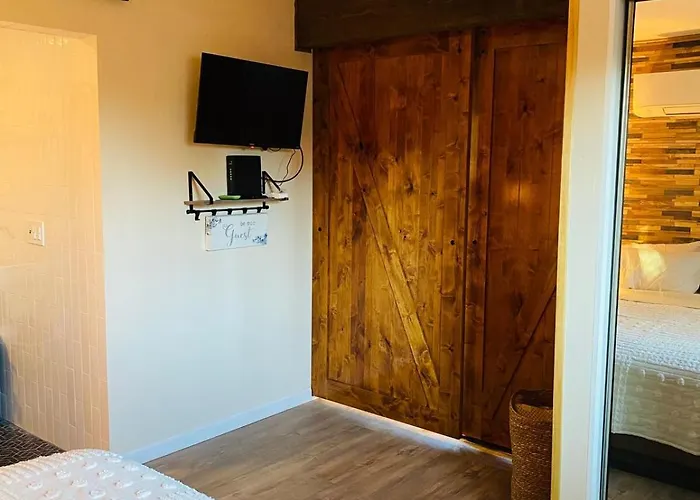 Romantic Cottage! King Bed! Private Hottub! Uptown! *